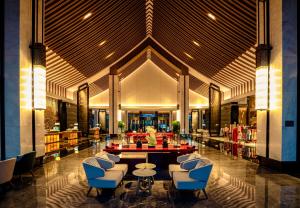 a lobby with a table and chairs in a building at Steigenberger Hotel Chongqing in Chongqing