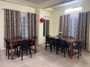 a dining room with a table and chairs at Spring Valley Homestay Rishop in Rishop