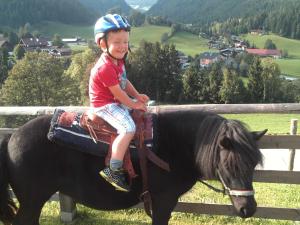 Děti v ubytování Baby- und Kinderbauernhof Montaning