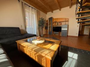 a living room with a couch and a coffee table at Ferienwohnungen Am Kirchberg in Neualbenreuth