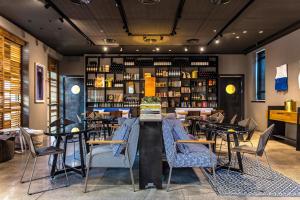 Nápoje v ubytování Bezalel Hotel - an Atlas Boutique Hotel