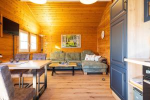 a living room with a couch and a table at Holzhaus im Schwedenstil in Scharnhorst