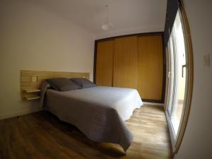 une chambre avec un lit et une grande fenêtre dans l'établissement Cotillo Beach & Sport, à El Cotillo 26 autres photos