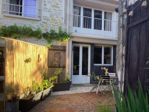 a front door of a house with a wooden fence at Au duplex in Chantonnay