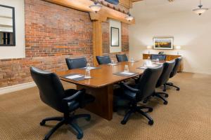 a conference room with a long table and chairs at Hawthorn Suites by Wyndham Rome in Rome
