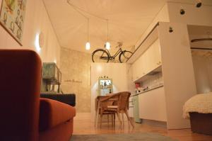 een woonkamer met een tafel en een keuken bij Oporto Old In New in Porto