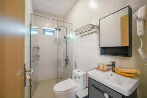 a bathroom with a toilet and a sink and a shower at Vinh Hy Horizon in Vĩnh Hy