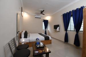 a hotel room with a bed and a table and a chair at Hotel Sonnet Inns in Rānchī