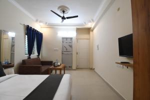 a hotel room with a bed and a ceiling fan at Hotel Sonnet Inns in Rānchī