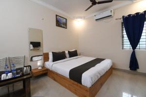 a bedroom with a large bed in a room at Hotel Sonnet Inns in Rānchī