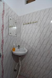 a bathroom with a sink and a mirror at Hotel Sonnet Inns in Rānchī