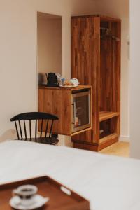 a kitchen with a microwave and a wooden cabinet at Man Met Bril Koffie Hotel in Rotterdam