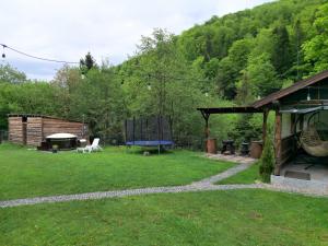 a yard with a house and a picnic table at Wild River Cottage in Lissa