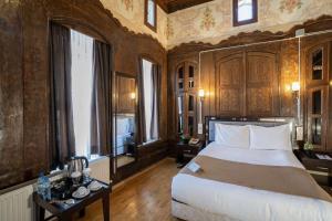 a bedroom with a large bed in a room at Beliz Hanım Konakları in Gaziantep