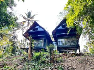 a blue house sitting on top of a hill at Casa Kabani Resort in Chegāt