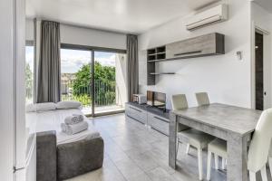a bedroom with a desk and a bed and a table at Giuliano Superior 4 personas in Empuriabrava