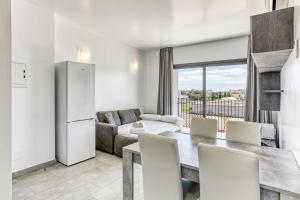 a kitchen and living room with a table and chairs at Giuliano Superior 4 personas in Empuriabrava