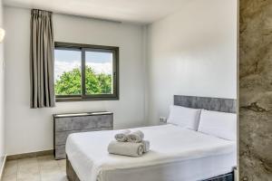 a bedroom with a bed with towels on it at Giuliano Superior 4 personas in Empuriabrava
