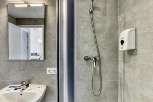 a bathroom with a shower and a sink at Giuliano Superior 4 personas in Empuriabrava