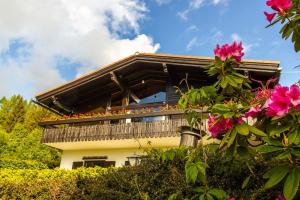 a house with a balcony and pink flowers at Apartment Schönblick in Verditz