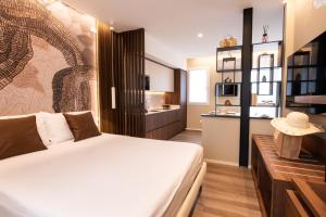a bedroom with a large bed and a kitchen at Residence Lido di Dante in Lido di Jesolo