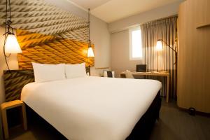 A bed or beds in a room at ibis Lima Reducto Miraflores
