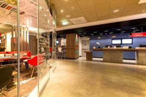 A restaurant or other place to eat at ibis Lima Reducto Miraflores