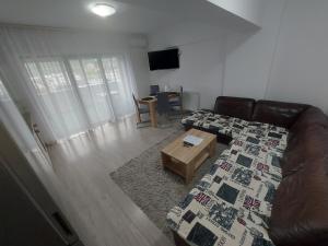 a living room with a couch and a table at Apartament Dem Radulescu Bloc nou! in Râmnicu Vâlcea