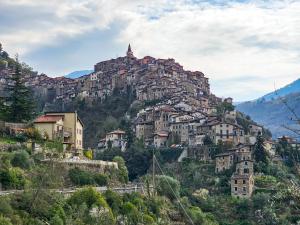 a village on top of a mountain at Come Una Volta Apricale antica dimora ligure - Parcheggio a pochi metri in Apricale