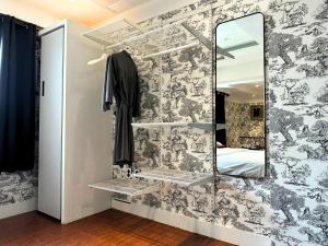 a dressing room with a mirror and a bed at Hotel Le'O in Seoul +87 photos