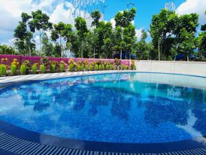 a swimming pool at a resort with blue water at Prantik Retreat in Bāgnān