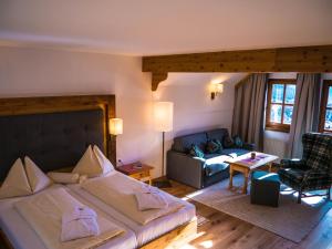 A seating area at Familienhotel Gasthof Hinteregger