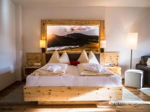 A bed or beds in a room at Familienhotel Gasthof Hinteregger