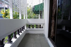ein Balkon mit Treppe in einem Gebäude mit Fenstern in der Unterkunft ST Apartment in Dusit