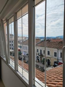 ein Blick aus dem Fenster eines Gebäudes in der Unterkunft Hotel Platea in Shkodra