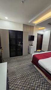 a hotel room with a bed and a flat screen tv at اصداء الراحة للشقق المخدومة 3 in Riyadh