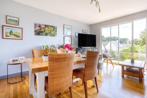 a dining room with a table and chairs at Ty Annick chambres d'hôtes in Névez