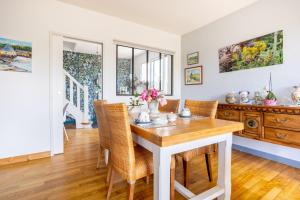 a dining room with a table and chairs at Ty Annick chambres d'hôtes in Névez