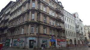 duży budynek na rogu ulicy w obiekcie Apartamenty Mikubo Wrocław we Wrocławiu