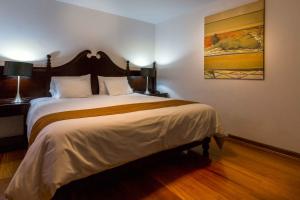 Ένα ή περισσότερα κρεβάτια σε δωμάτιο στο Illa Hotel