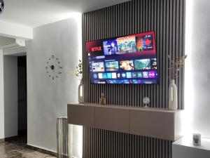 a living room with a television on a wall at Apartament Benicarlo2 in Brad