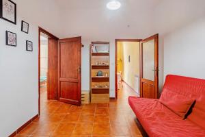 a living room with a red couch and an open door at Empoli, intero alloggio vicino Firenze in Empoli