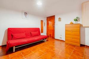 a red couch in a room with a wooden dresser at Empoli, intero alloggio vicino Firenze in Empoli