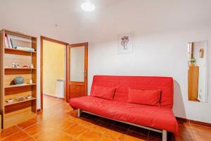 a red couch sitting in a living room at Empoli, intero alloggio vicino Firenze in Empoli