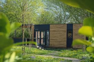 a small house in the middle of a garden at Urban Gardens Gent in Ghent