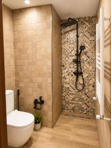 ein Badezimmer mit Toilette und Dusche in der Unterkunft Hotel Prime in Mzcheta