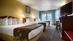 Un pat sau paturi într-o cameră la Gold Leaf Hotel of Dewey