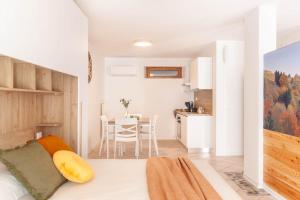 a small apartment with a kitchen and a dining room at Alle Porte in Vittorio Veneto
