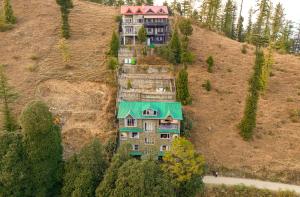 an aerial view of a house on a hill at Dancing Deer Chalet in Kūfrī