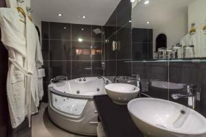 Ένα μπάνιο στο Illa Hotel